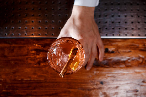 barman przekazuje koktajl cynamonowy do gościa. widok z góry z bliska - russian culture black cocktail vodka zdjęcia i obrazy z banku zdjęć
