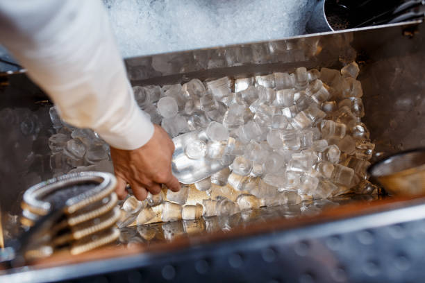 kuvapankkikuvat ja rojaltivapaat kuvat aiheesta baarimikko kauhoi jäätä alkoholicocktailin valmistusta varten - handful