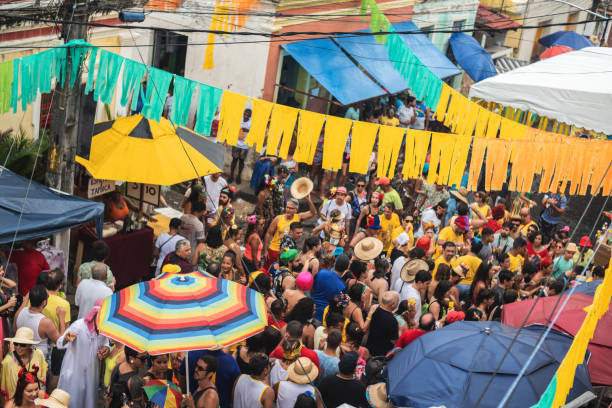 multitud - carnaval brasileño en olinda, pernambuco - carnaval de brasil fotografías e imágenes de stock