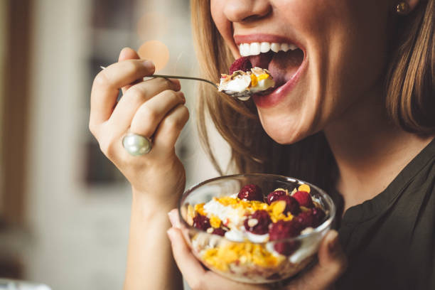 tomando o pequeno almoço - women eating fruit food - fotografias e filmes do acervo