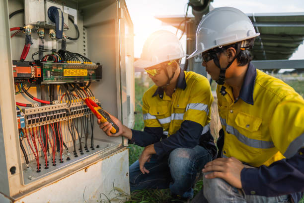 arbeiter verwenden klemmmesser, um den strom von elektrischen drähten aus sonnenenergie zur bestätigung zum normalstrom zu messen - elektriker stock-fotos und bilder