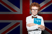 kleiner-junge-student-auf-der-uk-flagge-hintergrund.jpg?b=1&s=170x170&k=20&c=8HkFQ7TtHNcr4pTx2a09j28k7pQDVZCoOnBotaTP48M=