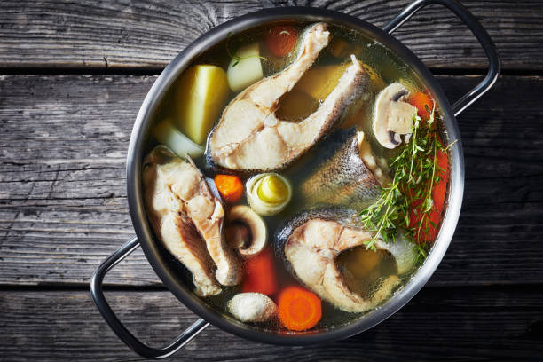 sopa de trucha picante con verduras y champiñones - caldo de pescado fotografías e imágenes de stock