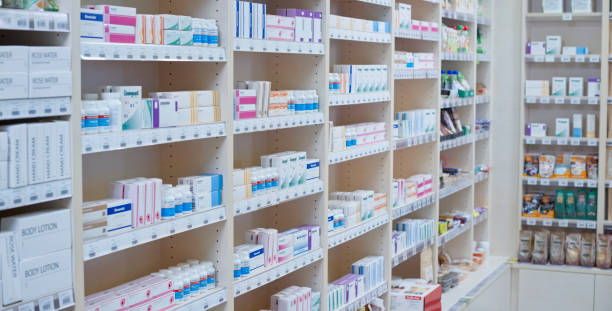 estantes apilados con medicamentos - pill bottle pharmacy medicine shelf fotografías e imágenes de stock