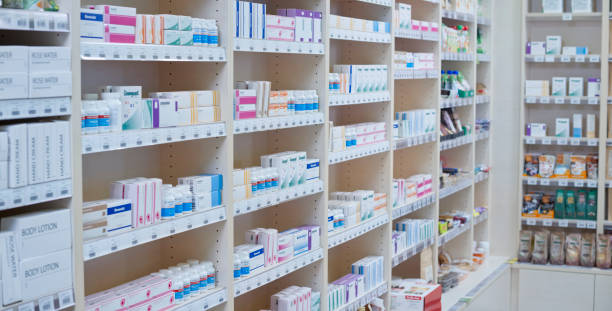 étagères empilées avec des médicaments - pill bottle pharmacy medicine shelf photos et images de collection