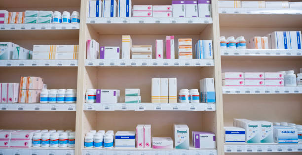 estantes apilados con medicamentos - pill bottle pharmacy medicine shelf fotografías e imágenes de stock