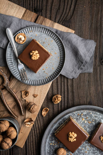 barrette gerbeaud ripiene di marmellata di prugne e noci schiacciate, condite con glassa al cioccolato - marmalade baked biscuit brown foto e immagini stock