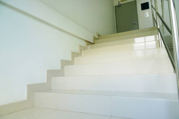 계단 손잡이가 있는 현대적인 계단 - vehicle interior staircase residential structure indoors 뉴스 사진 이미지