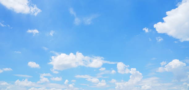 パノラマと雲と明るい青空の背景 - からっぽ ストックフォトと画像