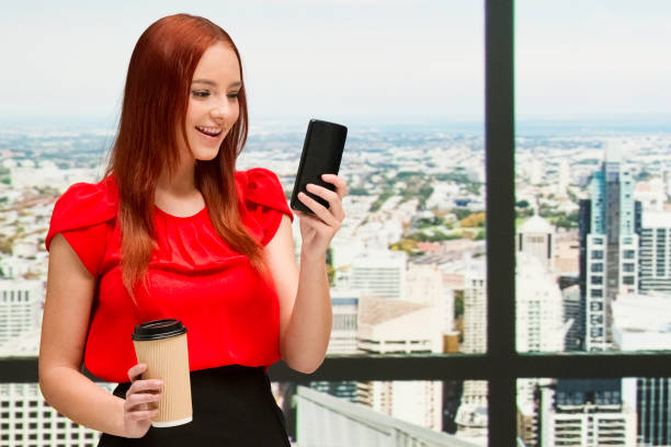 belle femme d'affaires dans la chemise rouge et la jupe noire - red text messaging cafe teenage girls photos et images de collection