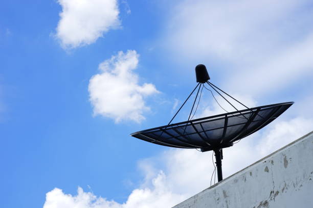 спутниковая тарелка на небе - satellite dish television aerial television house стоковые фото и изображения