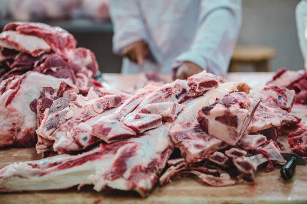 정육점에서 쇠고기 - butcher butchers shop slaughterhouse hook 뉴스 사진 이미지