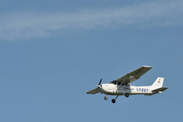 cessna 172s skyhawk sp - small airport cessna airplane photos et images de collection
