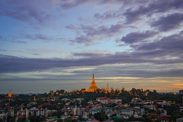 городской пейзаж янгона со шведагоном и драматическим закатом неба в сумерках - burmese culture myanmar pagoda dusk стоковые фото и изображения