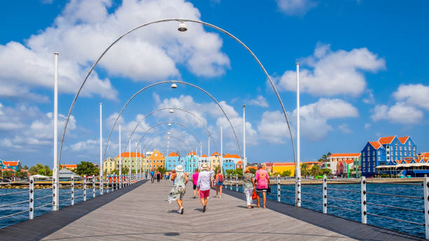 curaçao, willemstad-ponte rainha emma-otrobanda - otrobanda - fotografias e filmes do acervo