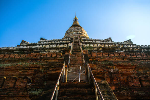 shwesandaw pagoda - myanmar bagan temple ayeyarwady river imagens e fotografias de stock