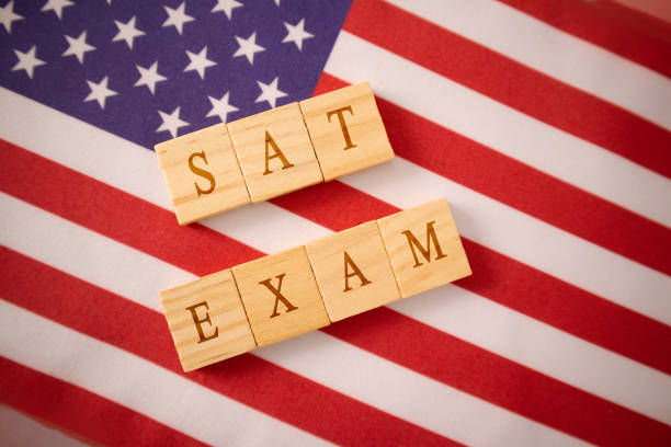 esame sat in lettere a blocchi di legno sulla bandiera degli stati uniti - scholastic aptitude test foto e immagini stock