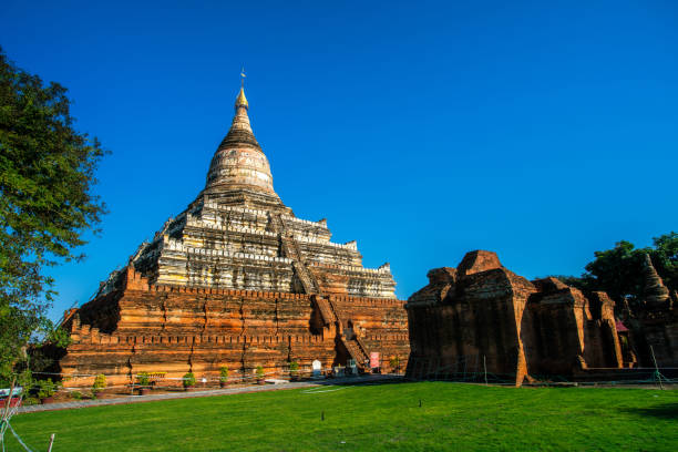 shwesandaw pagoda - myanmar bagan temple ayeyarwady river imagens e fotografias de stock