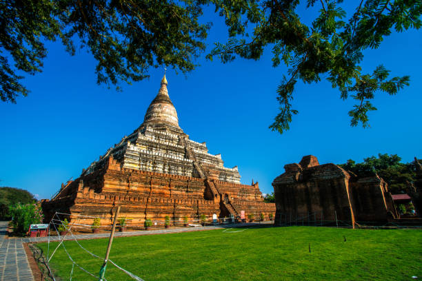 shwesandaw pagoda - myanmar bagan temple ayeyarwady river imagens e fotografias de stock