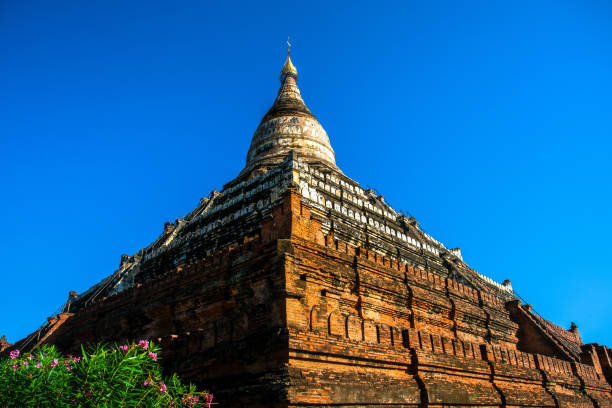 shwesandaw pagoda - myanmar bagan temple ayeyarwady river imagens e fotografias de stock