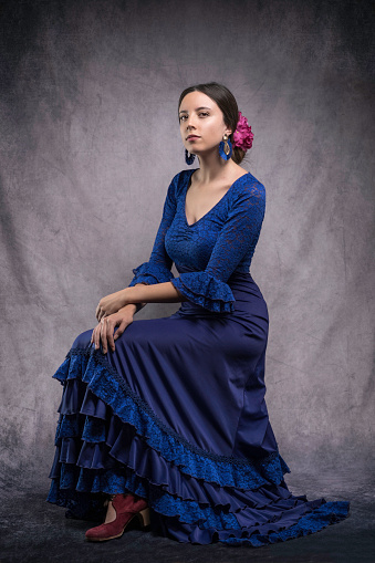 YOUNG WOMAN DRESSED AS A FLAMENCO DANCER, WITH SPANISH HAND FAN OR CASTAÑUELAS, IN VINTAGE POSES. ON FOOT OR SITTING, DIFFERENT COLORS