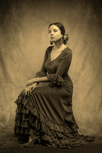 YOUNG WOMAN DRESSED AS A FLAMENCO DANCER, WITH SPANISH HAND FAN OR CASTAÑUELAS, IN VINTAGE POSES. ON FOOT OR SITTING, DIFFERENT COLORS