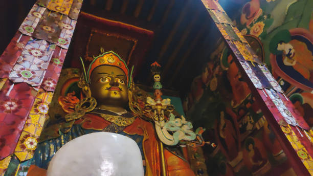 guru lhakhang no monastério de hemis, ladakh. - tibet monk architecture india - fotografias e filmes do acervo