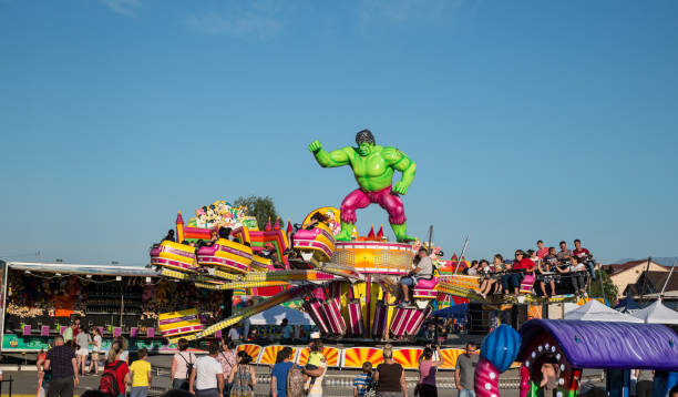 ルーマニア、シビウからオーボルフェスティバル中の遊園地の新しいアトラクション - hulk ストックフォトと画像