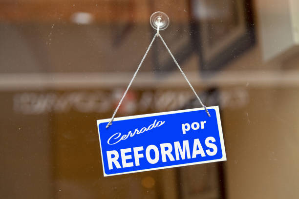 istock Spanish Closed for renovations sign 1170742740