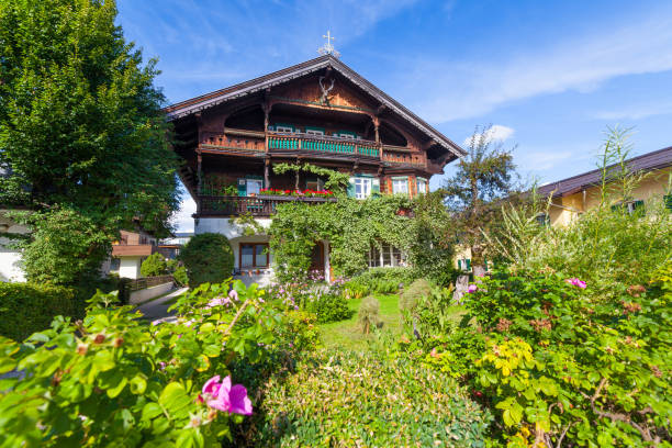 typisches landhaus in tirol - saint johann stock-fotos und bilder