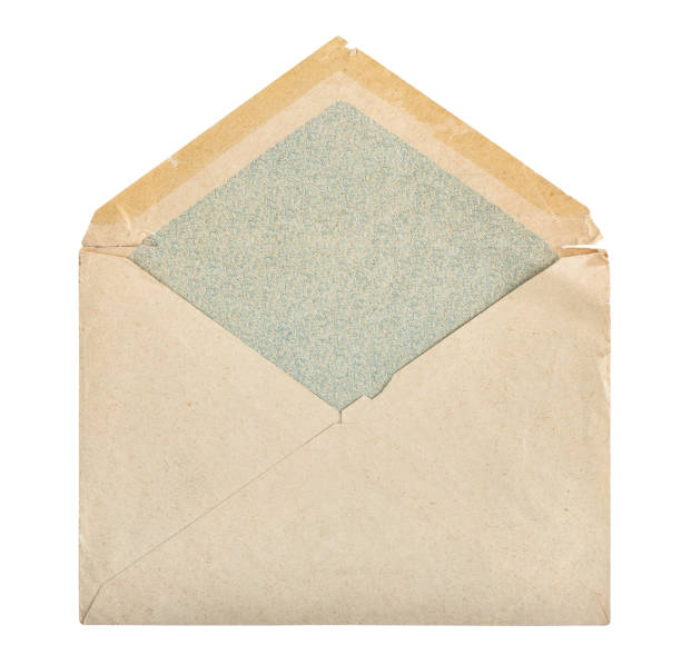 подержанный бумажный почтовый конверт изолированный белый фон - old envelope стоковые фото и изображения