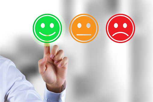 Comentarios de encuestas de clientes, una calificación de clientes con icono feliz photo