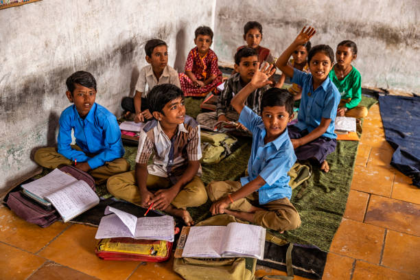 indian school children in classroom - indian culture fotos imagens e fotografias de stock