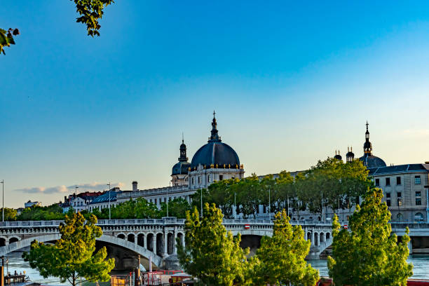 los bancos del ródano en lyon - rhone bridge fotografías e imágenes de stock