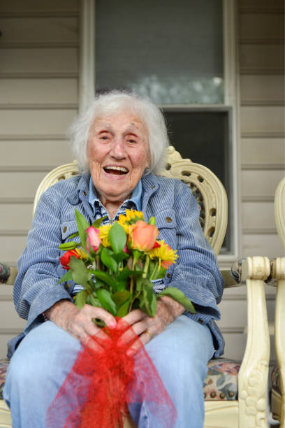 mujer feliz centenaria - 109 fotografías e imágenes de stock