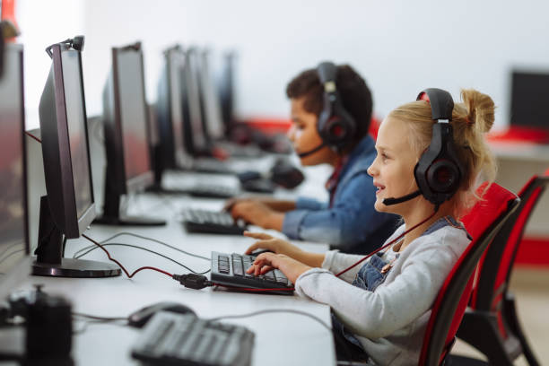 mixed racial group of elementary school children in computer class - junior high fotos imagens e fotografias de stock