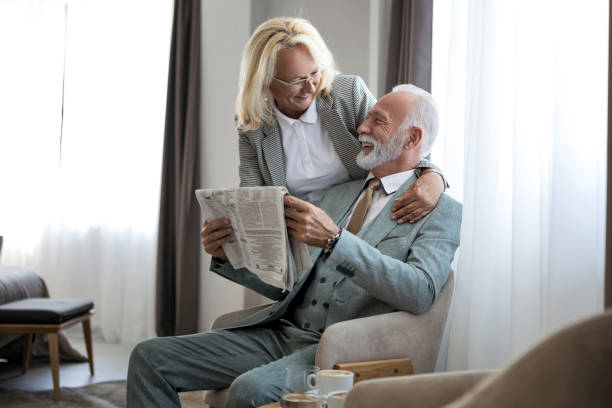 matrimonio de ancianos en una habitación por la mañana - hotel newspaper coffee reading fotografías e imágenes de stock