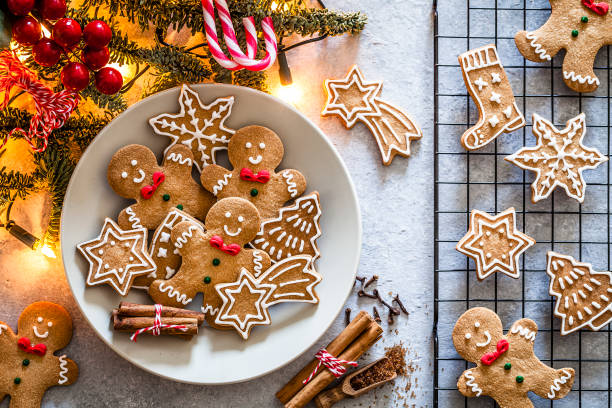 galletas de navidad caseras en la mesa gris - hombre de jengibre fotografías e imágenes de stock