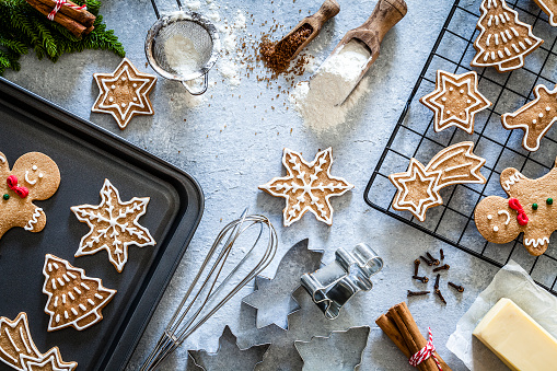 Ingredientes y utensilios para la preparación de galletas de Navidad photo