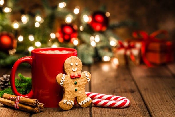 homemade hot chocolate mug and gingerbread cookies on christmas table - dark candy imagens e fotografias de stock