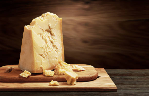 parmesan cheese on wood - parmesan cheese imagens e fotografias de stock