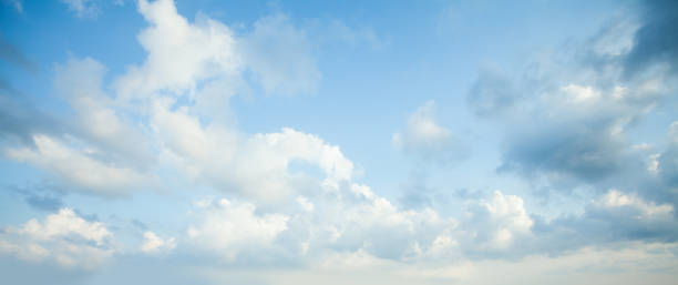 blauer himmel wolken hintergrund. schöne landschaft mit wolken am himmel - panoramic scenics sunlight day stock-fotos und bilder