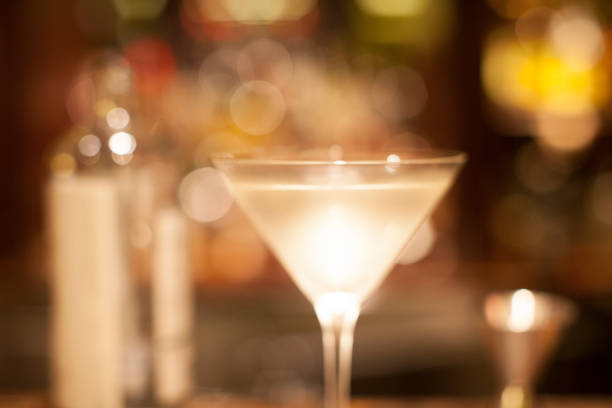 martini avec la mise au point douce - dry vermouth photos et images de collection