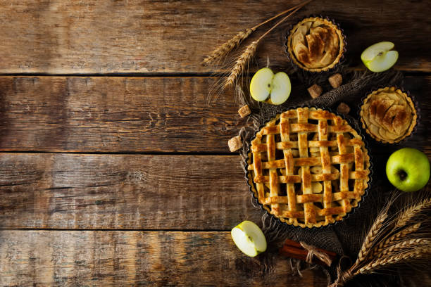 istock Sweet Apple pie with fresh apple slices 1170770327