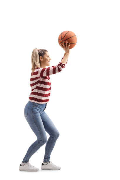 バスケットボールを撮影するカジュアルな若い女性 - single hit ストックフォトと画像