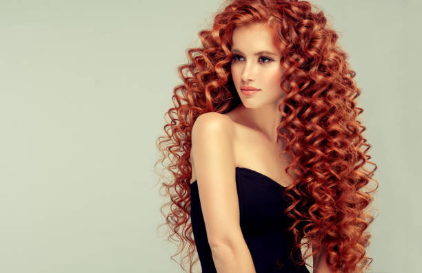 porträt von jungen, attraktiven jungen modell mit unglaublich dichten, langen, lockigen roten haaren. frizzy haare. - lipstick russian ethnicity fashion model fashion stock-fotos und bilder