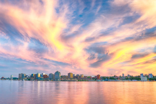 halifax skyline o zachodzie słońca - canadian province zdjęcia i obrazy z banku zdjęć