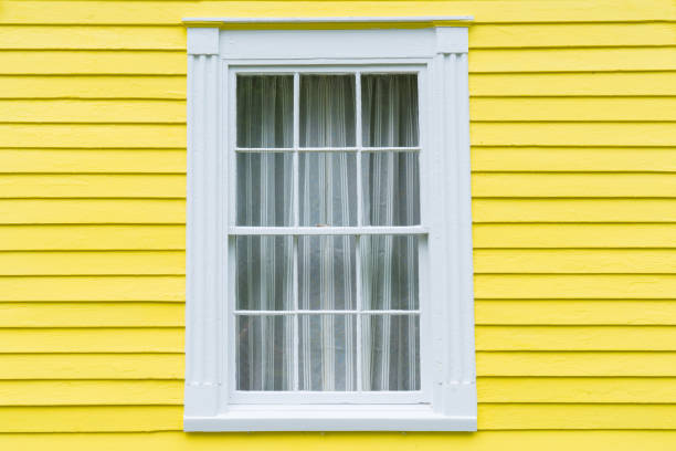 黄色のサイディング付き古いウィンドウ - colonial style house residential structure siding ストックフォトと画像