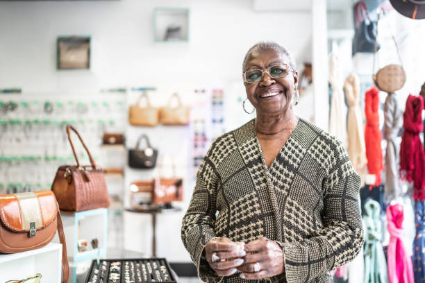 portret starszej kobiety w małym sklepie jubilerskim - boutique store owner latin american and hispanic ethnicity zdjęcia i obrazy z banku zdjęć