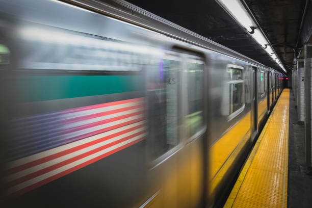 treno di eccesso di velocità - subway station subway train new york city people foto e immagini stock